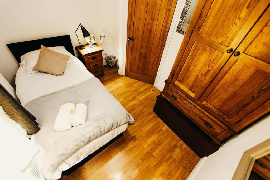 Hébergement de vacances Friars Bush House - Stunning 4 Bedroom Detached House In Exclusive Queens Quarter Luxury Centre