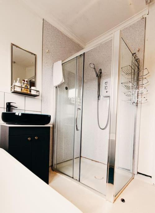 Hébergement de vacances Friars Bush House - Stunning 4 Bedroom Detached House In Exclusive Queens Quarter Luxury Centre *