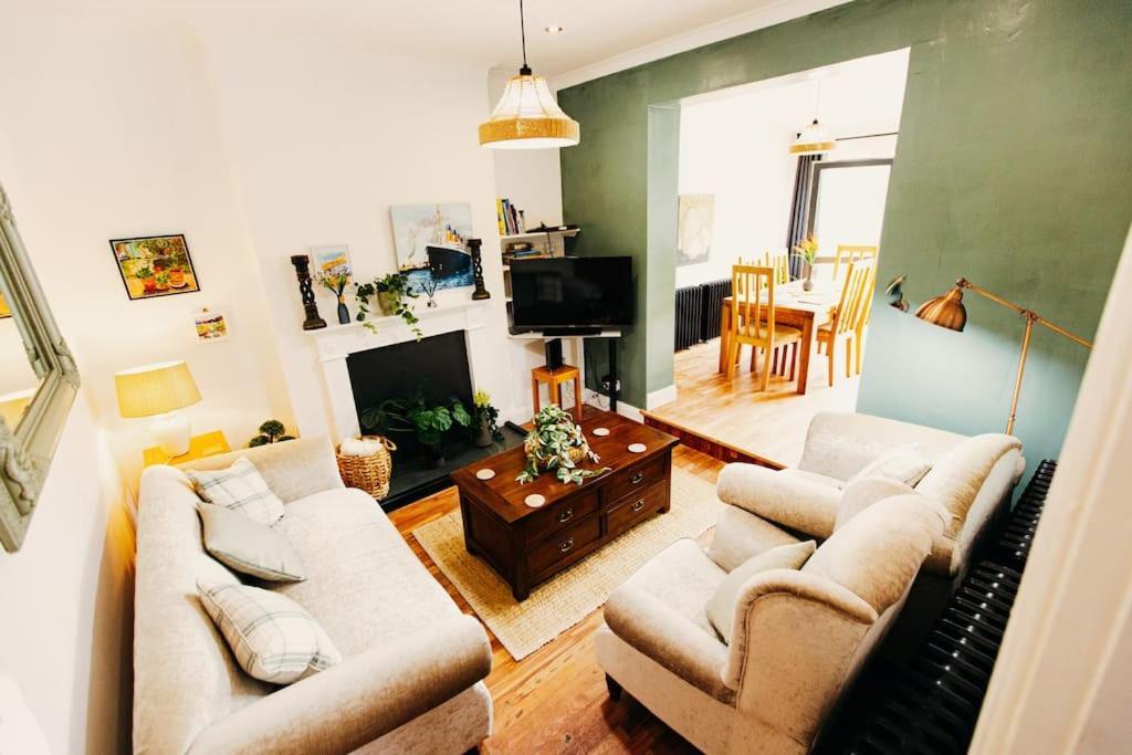 Hébergement de vacances Friars Bush House - Stunning 4 Bedroom Detached House In Exclusive Queens Quarter Luxury Centre Belfast