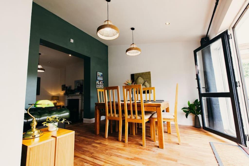Hébergement de vacances Friars Bush House - Stunning 4 Bedroom Detached House In Exclusive Queens Quarter Luxury Centre