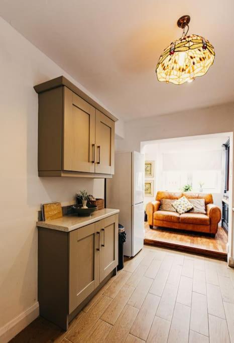 Hébergement de vacances Friars Bush House - Stunning 4 Bedroom Detached House In Exclusive Queens Quarter Luxury Centre *